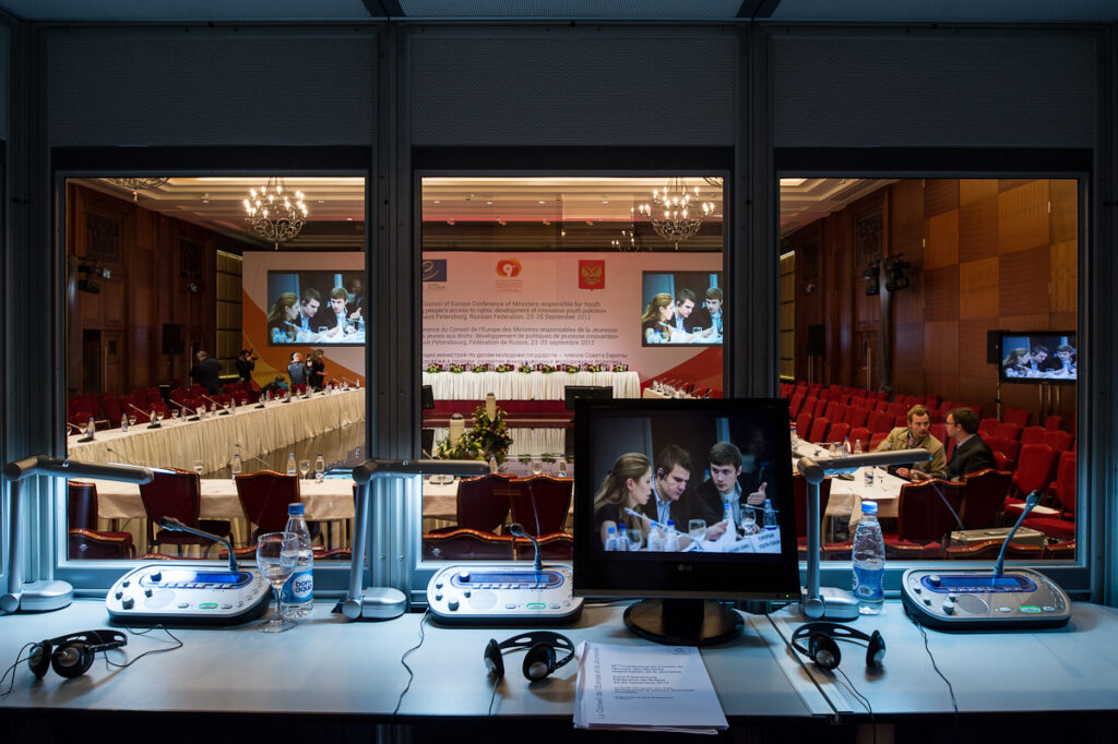 Синхронный и последовательный перевод: в чем разница и что выбрать