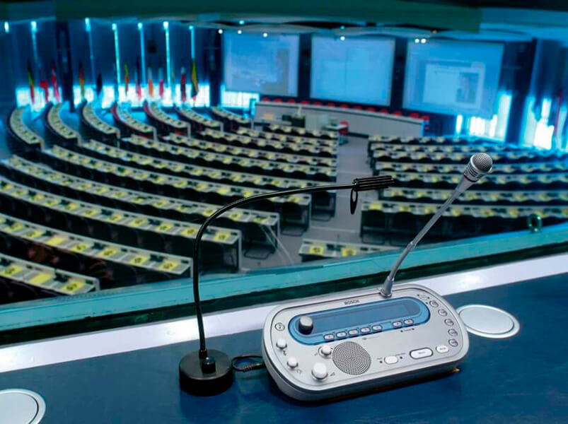 Как выбрать оборудование для синхронного перевода: что важно знать заказчику